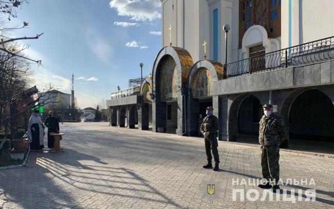 У Рівному біля храму оштрафували чоловіка без маски, що поводився агресивно