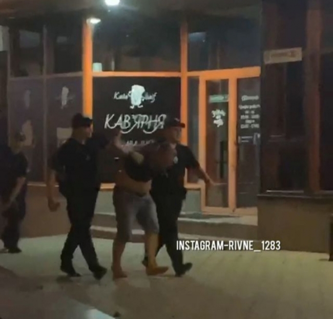 У Рівному була бійка п`яних чоловіків: поліцейський застосував сльозогінний газ (ВІДЕО)