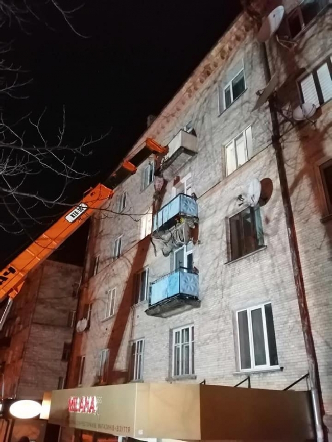 У Рівному демонтували небезпечний балкон