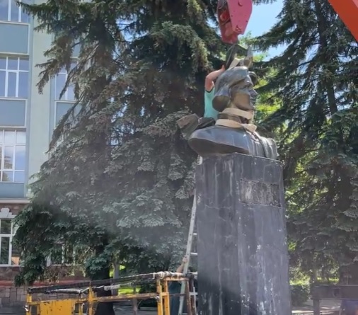 У Рівному демонтували пам’ятник Гулі Корольовій (ВІДЕО)