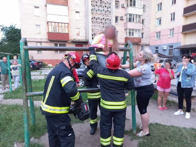 У Рівному дитина застрягла між металевими перекладинами гойдалки 