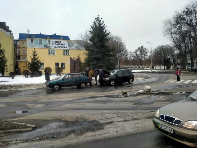  У Рівному – ДТП за участі двох легковиків