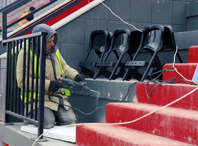 У Рівному на стадіоні стали прикручувати пластикові стільці (ФОТО)