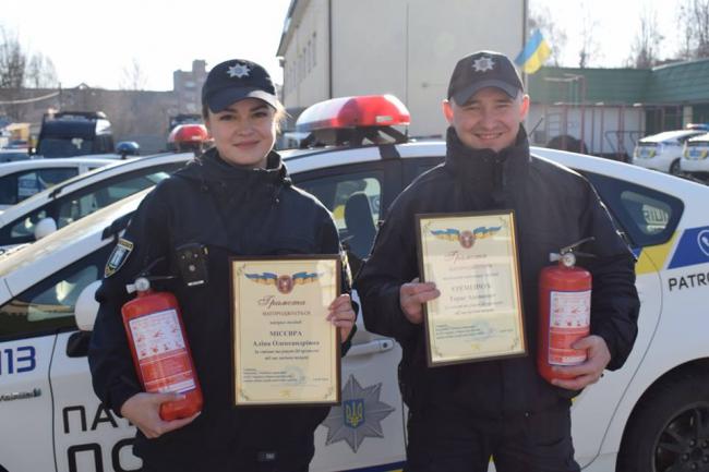 У Рівному нагородили патрульних, які загасили пожежу першими за рятувальників