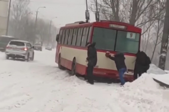 У Рівному пасажири самотужки штовхали тролейбус зі снігу (ВІДЕО)