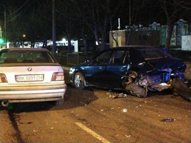 У Рівному п’яний молодик влетів у авто з жінками