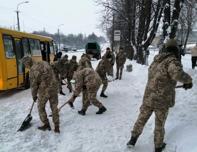 У Рівному солдати розчищають зупинки громадського транспорту (ФОТО)