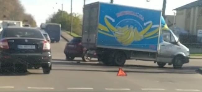 У Рівному в ДТП потрапила вантажівка з бананами (ВІДЕО)