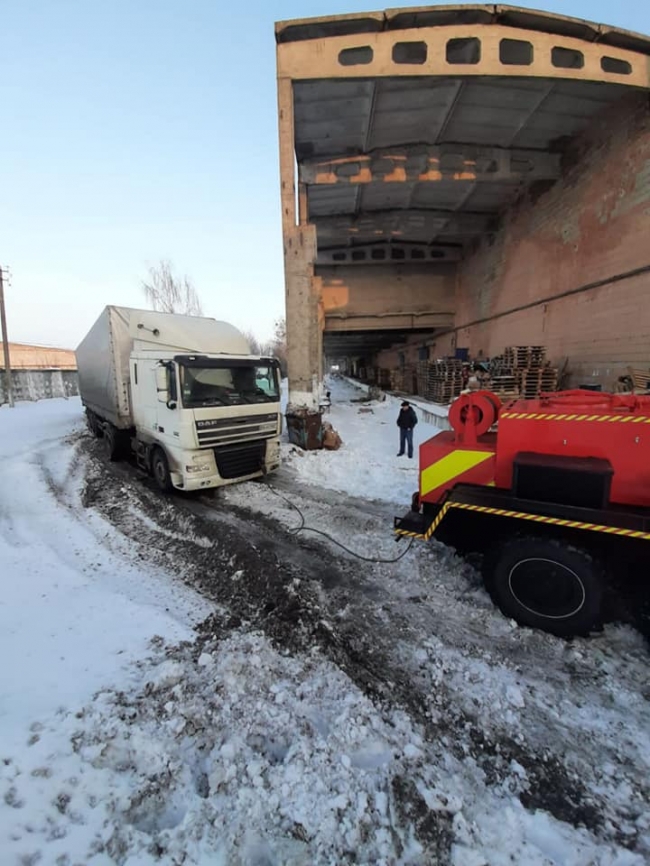 У Рівному в снігу загрузли вантажівки