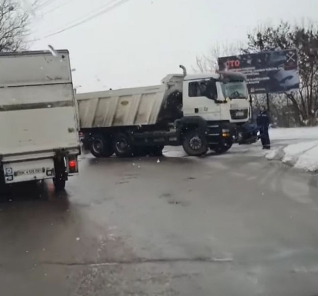 У Рівному вантажівка «врізалась» у легковик