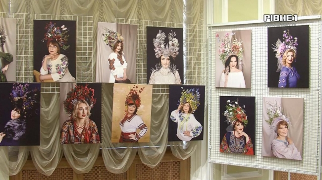 У Рівному відкрили виставку фотосвітлин жінок в авторських віночках (відео)