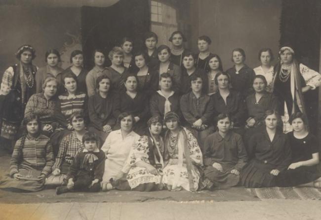Члени Союзу українок м. Рівне, 1930-і рр. Фото з сімейного архіву Г.В.Либак-Пустовіт, взяте з сайту rvnews.rv.ua
