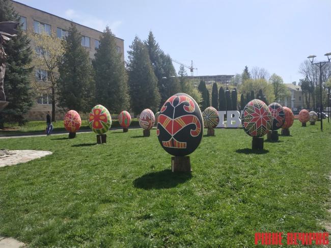 У Рівному встановили «Писанковий сад»