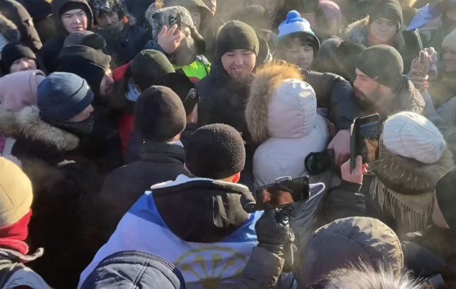 У Росії кількатисячний протест- російський «ОМОН» б’є башкирів дубинками