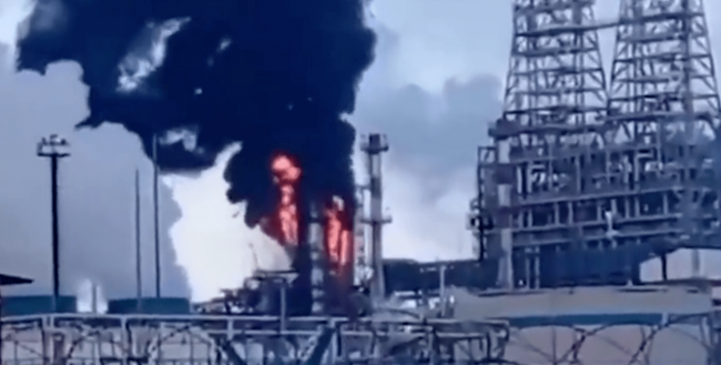 У Росії спалахнув нафтопереробний завод 