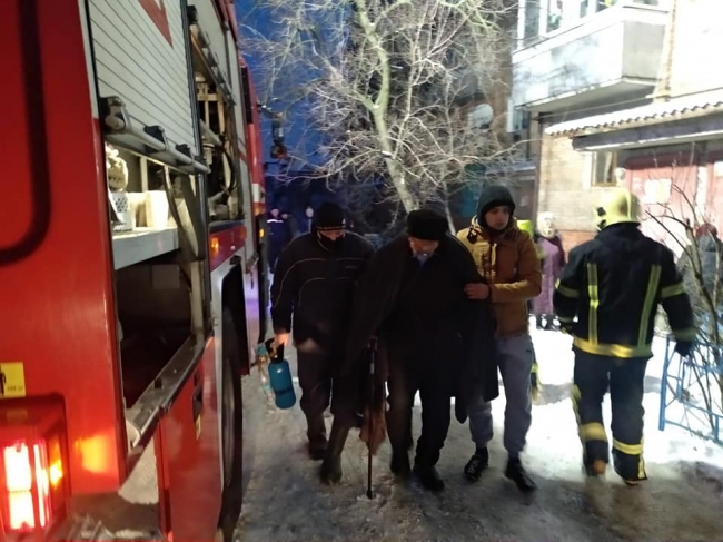 У Сарнах горіла п’ятиповерхівка, 25 осіб евакуювали (ФОТО)