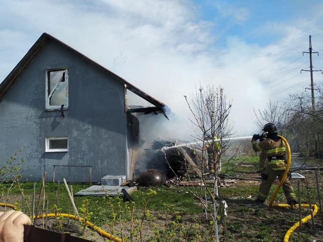 У Сарнах ледь не згоріла хата через пожежу на літній кухні (ФОТО)