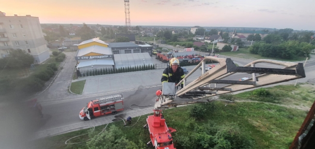 У Сарнах 12 вогнеборців гасили пожежу на балконі багатоповерхівки (ФОТО)