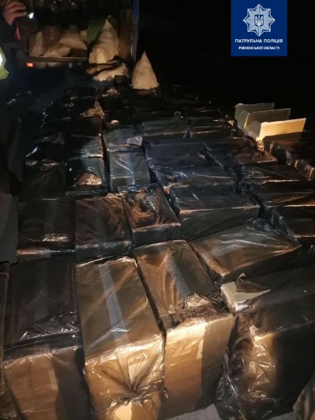 У Сарнах затримали контрабандиста, який віз понад 5 тисяч блоків цигарок