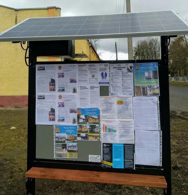 У селі на Рівненщині встановили дошку оголошень на сонячній панелі