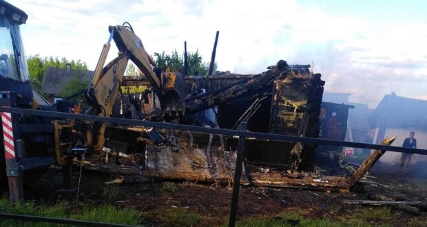 У селян на Рівненщині майже дотла згорів будинок, їм потрібна допомога 