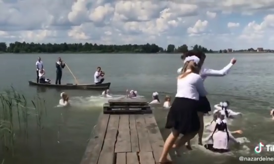 Випускниці з села Борове стрибають у воду