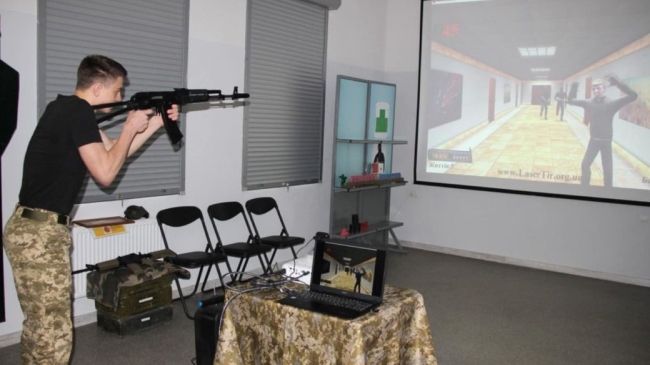 У школах Рівненщини дітей вчитимуть «Захисту України» на стрілецьких тренажерах