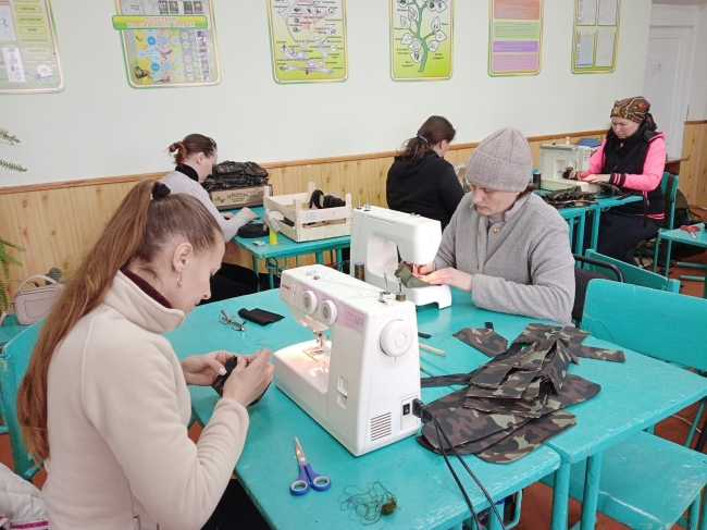 У школі на Рівненщині вчителі шиють екіпірування для військових