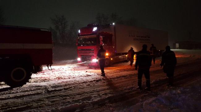 У снігову пастку потрапило вісім вантажівок (ФОТО)