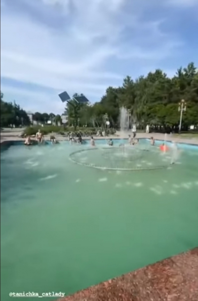 У спекотний день рівненські діти купаються у фонтані (ВІДЕО)