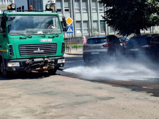 У спеку в Костополі поливають вулиці