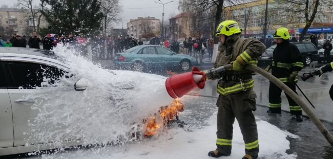 У центрі Костополя загорівся автомобіль