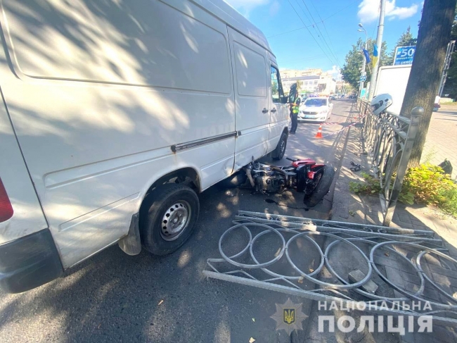 У центрі Рівного травмувався мотоцикліст, який врізався у попутне авто