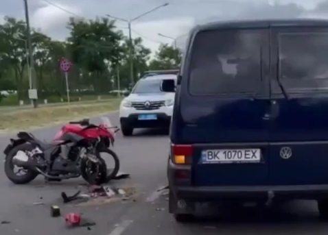 У Вараші мікроавтобус збив мотоцикліста (ВІДЕО)
