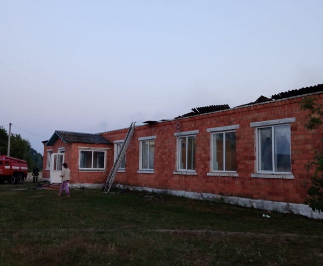 У Вараському районі блискавка влучила у школу та спричинила пожежу