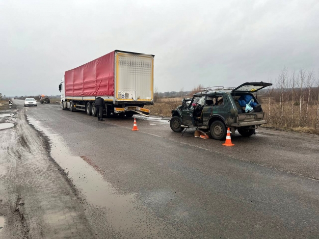 У Вараському районі загинув житель Дніпропетровщини, який влетів «ВАЗом» у вантажівку перед залізничним переїздом
