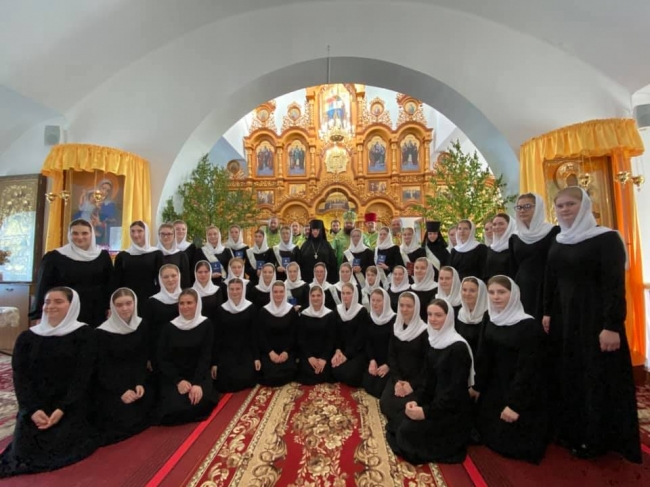 У жіночому монастирі на Рівненщині випускний (ФОТО)