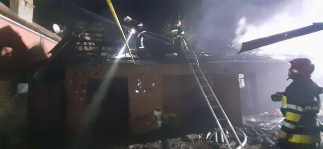  У Зорю примчали пожежники з Рівного та з сусіднього села, щоб врятувати будинок