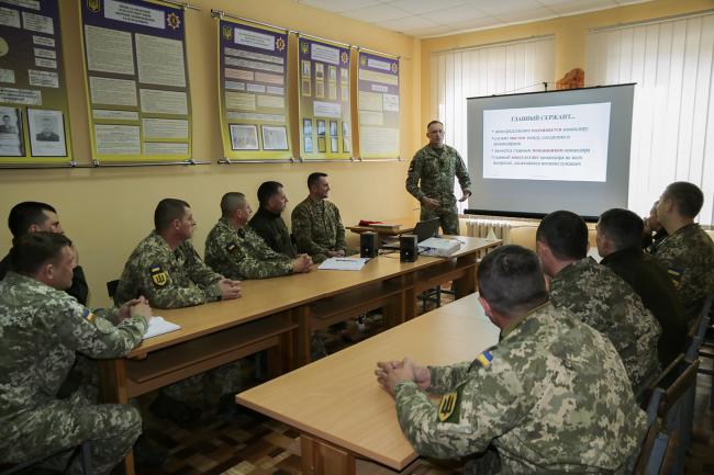 Українські сержанти переймають досвід литовських колег
