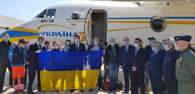 Українських лікарів оплесками та піснею Руслани зустріли в Неаполі