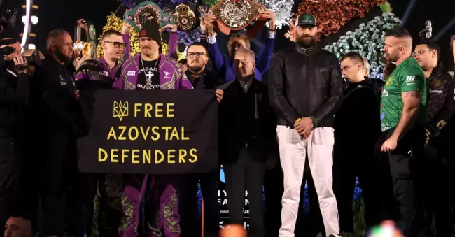 Усик вийшов на церемонію зважування із Фʼюрі з прапором Free Azovstal Defenders