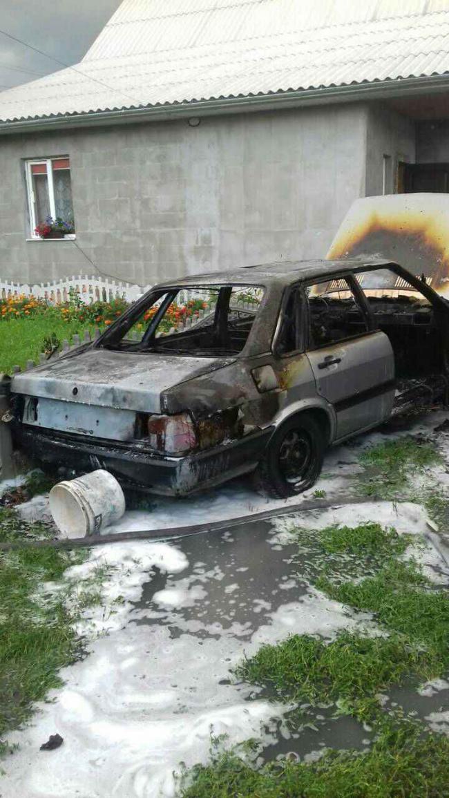 В автомайстерні загорівся автомобіль  