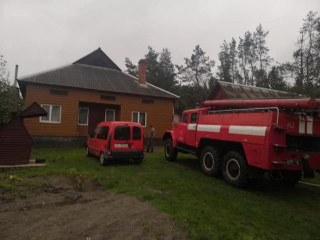 В будинку на Березнівщині вогонь з печі переріс в пожежу