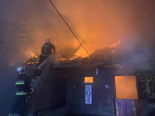 В Обарові рятували житловий будинок від вогню