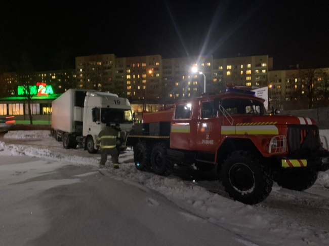 В Обарові у снігову пастку потрапила вантажівка