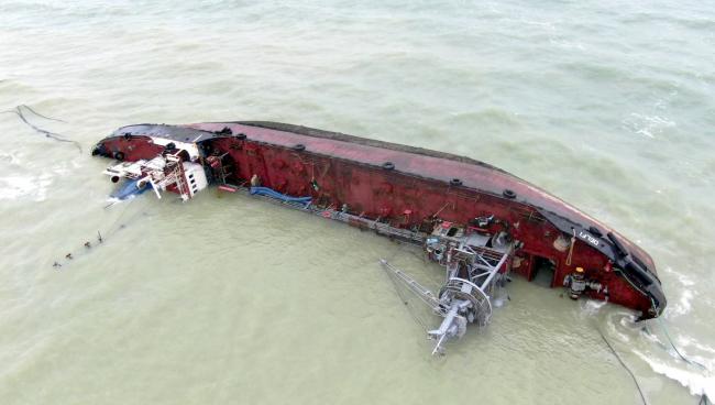 В Одесі втретє спробують підняти затонулий танкер Delfi