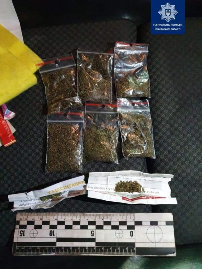 В Опелі знайшли 8 пакетиків з наркотиками