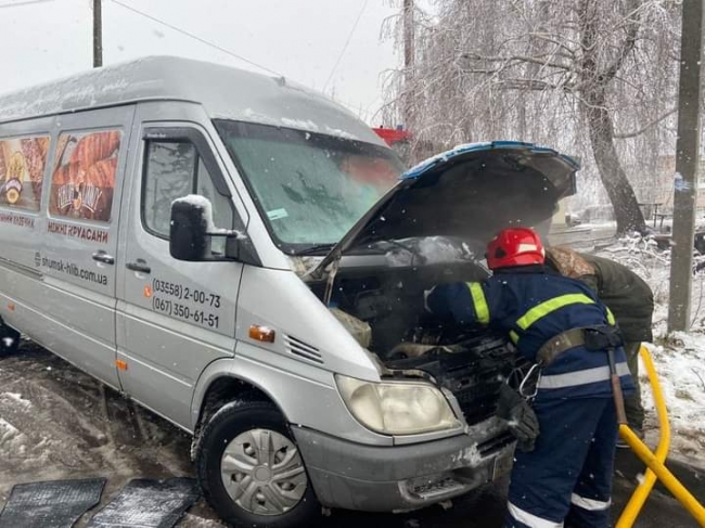 В Острозі рятувальники не дали згоріти вантажному мікроавтобусу