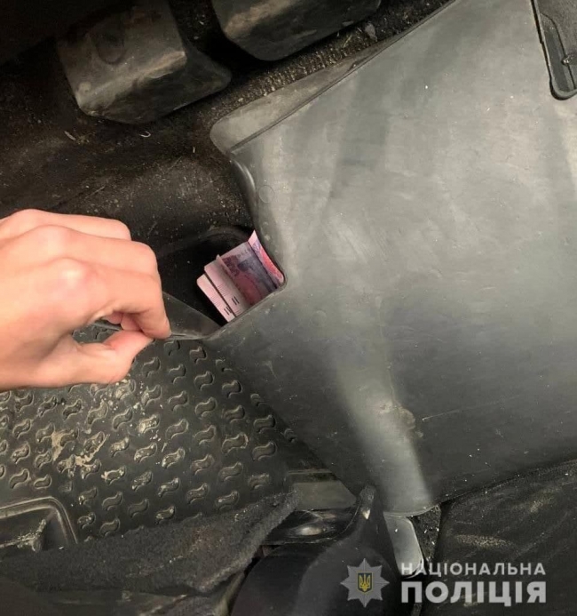 В Острозі водій заховав хабар під килимок службового авто