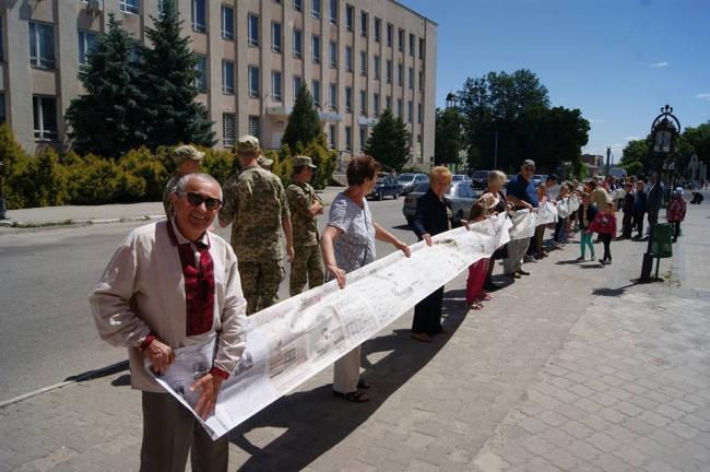 В Острозі встановили газетний рекорд України